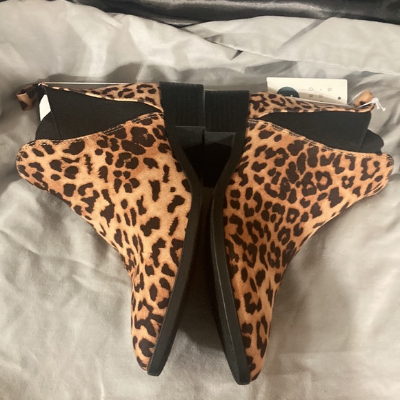 A NEW DAY Ellie Chelsea Leopard Print Faux Suede Boots Size 7 - Picture 2 of 5